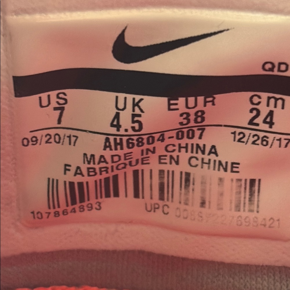 Nike Gray and Pink Athletic Shoes with Modern Design - Picture 7 of 9